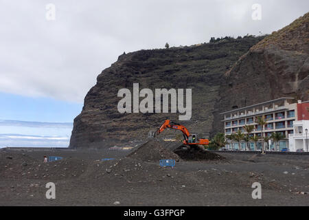 Une photo datée du 25 mai 2016 présente les travaux de construction et d'une excavatrice avec soins de plage à la plage de Playa Puerto de Tazacorte avec son sable noir sur l'île canarienne de La Palma, Espagne. Photo : Jens Kalaene - AUCUN FIL SERVICE - Banque D'Images