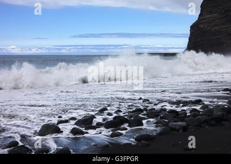 Une photo datée du 25 mai 2016 montre les vagues à la plage de Playa Puerto de Tazacorte avec son sable noir sur l'île canarienne de La Palma, Espagne. Photo : Jens Kalaene - AUCUN FIL SERVICE - Banque D'Images