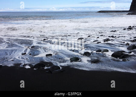 Une photo datée du 25 mai 2016 montre les vagues à la plage de Playa Puerto de Tazacorte avec son sable noir sur l'île canarienne de La Palma, Espagne. Photo : Jens Kalaene - AUCUN FIL SERVICE - Banque D'Images