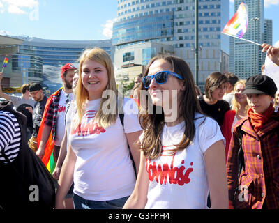 Varsovie, Pologne. 11 Juin, 2016. Les femmes portent des chemises à l'écriture 'Rownosc' (égalité) à la parade de la Gay Pride à Varsovie, Pologne, 11 juin 2016. L'événement a eu lieu pour protester contre la discrimination des gays, lesbiennes et transgenres, sous le slogan "l'égalité des droits - une cause commune". Photo/Eva Krafczyk/dpa/Alamy Live News Banque D'Images