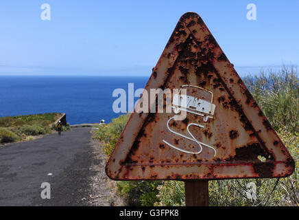 Un panneau routier battu sur l'île canarienne de La Palma, Espagne met en garde d'un pauvre, glissante, route sinueuse, 22 mai 2016. Photo : Jens Kalaene - AUCUN FIL SERVICE - Banque D'Images