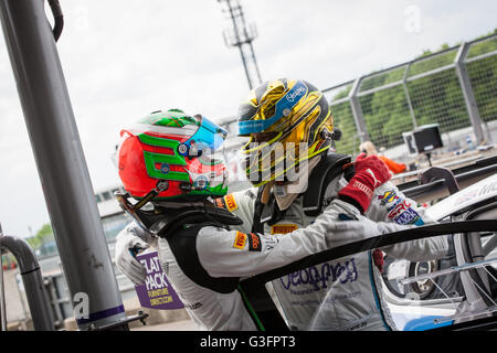 Northampshire, UK. 11 Juin, 2016. Rick Parfitt Jnr et Seb Morris célébrant leur pole position dans leur # 31 Team Parker Racing Bentley Continental Crédit : Steven re/Alamy Live News Banque D'Images