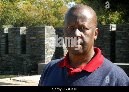 Oupa Moloto, démonstrateur pendant les manifestations de 1976, debout sur le terrain de la Musée Hector Pieterson de Soweto à Johannesburg, Afrique du Sud, 24 mai 2016. Le 16 juin 1976, 12 ans, a été abattu par des policiers d'Hector. 15 000 étudiants ont manifesté contre l'introduction de l'afrikaans comme langue officielle dans les écoles en Afrique du Sud. En l'habitude d'être la langue du livre blanc, la suppression de la population noire n'était guère en mesure de la parler et attendre plus de discrimation. La protestation a commencé à Soweto. PHOTO : JULIA NAUE/dpa Banque D'Images