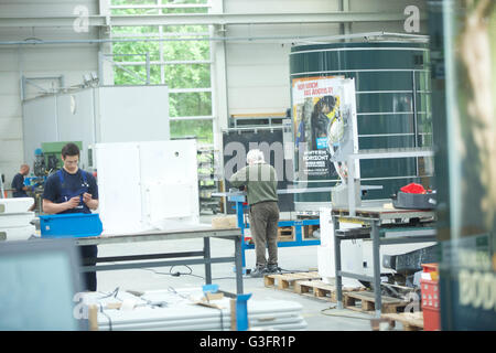 Une photo datée du 25 mai 2016 présente le site de production du mur AG Velten, Allemagne. Photo : Joerg Carstensen/dpa Banque D'Images