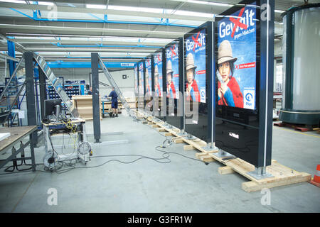 Une photo datée du 25 mai 2016 présente le site de production du mur AG Velten, Allemagne. Photo : Joerg Carstensen/dpa Banque D'Images