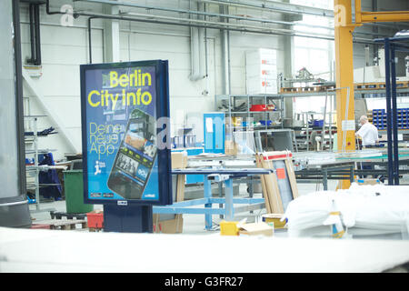 Une photo datée du 25 mai 2016 présente le site de production du mur AG Velten, Allemagne. Photo : Joerg Carstensen/dpa Banque D'Images