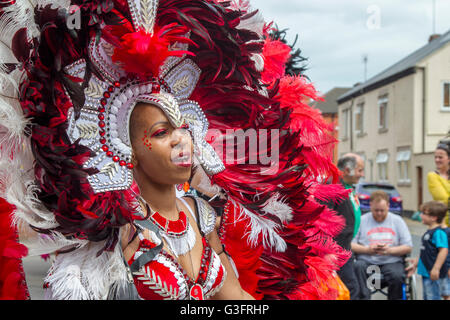 Northampton, Royaume-Uni. 11 Juin, 2016. Le 12e carnaval de Northampton avec beau temps et beaucoup de gens de voir la parade. Le défilé a commencé à partir de la tête de la Course qui est le quatrième changement puisqu'il fixa au cours des quatre dernières années, les organisateurs espèrent que ce sera son domicile permanent à partir de maintenant. Credit : Keith J Smith./Alamy Live News Banque D'Images