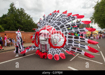 Northampton, Royaume-Uni. 11 Juin, 2016. Le 12e carnaval de Northampton avec beau temps et beaucoup de gens de voir la parade. Le défilé a commencé à partir de la tête de la Course qui est le quatrième changement puisqu'il fixa au cours des quatre dernières années, les organisateurs espèrent que ce sera son domicile permanent à partir de maintenant. Credit : Keith J Smith./Alamy Live News Banque D'Images