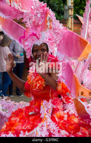 Northampton, Royaume-Uni. 11 Juin, 2016. Le 12e carnaval de Northampton avec beau temps et beaucoup de gens de voir la parade. Le défilé a commencé à partir de la tête de la Course qui est le quatrième changement puisqu'il fixa au cours des quatre dernières années, les organisateurs espèrent que ce sera son domicile permanent à partir de maintenant. Credit : Keith J Smith./Alamy Live News Banque D'Images