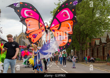 Northampton, Royaume-Uni. 11 Juin, 2016. Le 12e carnaval de Northampton avec beau temps et beaucoup de gens de voir la parade. Le défilé a commencé à partir de la tête de la Course qui est le quatrième changement puisqu'il fixa au cours des quatre dernières années, les organisateurs espèrent que ce sera son domicile permanent à partir de maintenant. Credit : Keith J Smith./Alamy Live News Banque D'Images