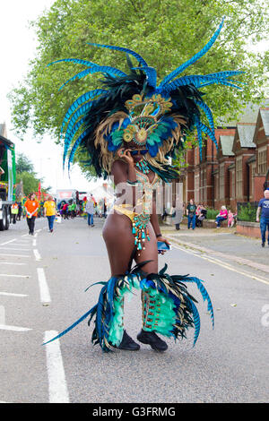 Northampton, Royaume-Uni. 11 Juin, 2016. Le 12e carnaval de Northampton avec beau temps et beaucoup de gens de voir la parade. Le défilé a commencé à partir de la tête de la Course qui est le quatrième changement puisqu'il fixa au cours des quatre dernières années, les organisateurs espèrent que ce sera son domicile permanent à partir de maintenant. Credit : Keith J Smith./Alamy Live News Banque D'Images