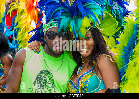 Northampton, Royaume-Uni. 11 Juin, 2016. Le 12e carnaval de Northampton avec beau temps et beaucoup de gens de voir la parade. Le défilé a commencé à partir de la tête de la Course qui est le quatrième changement puisqu'il fixa au cours des quatre dernières années, les organisateurs espèrent que ce sera son domicile permanent à partir de maintenant. Credit : Keith J Smith./Alamy Live News Banque D'Images