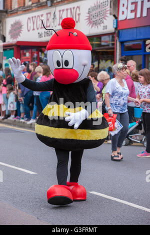 Northampton, Royaume-Uni. 11 Juin, 2016. Le 12e carnaval de Northampton avec beau temps et beaucoup de gens de voir la parade. Le défilé a commencé à partir de la tête de la Course qui est le quatrième changement puisqu'il fixa au cours des quatre dernières années, les organisateurs espèrent que ce sera son domicile permanent à partir de maintenant. Credit : Keith J Smith./Alamy Live News Banque D'Images