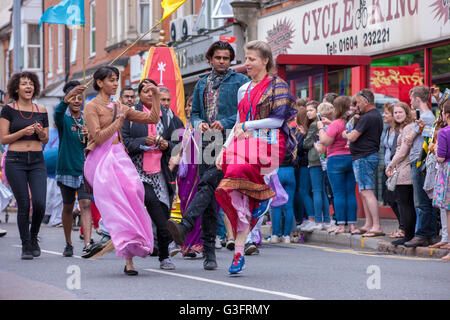 Northampton, Royaume-Uni. 11 Juin, 2016. Le 12e carnaval de Northampton avec beau temps et beaucoup de gens de voir la parade. Le défilé a commencé à partir de la tête de la Course qui est le quatrième changement puisqu'il fixa au cours des quatre dernières années, les organisateurs espèrent que ce sera son domicile permanent à partir de maintenant. Credit : Keith J Smith./Alamy Live News Banque D'Images