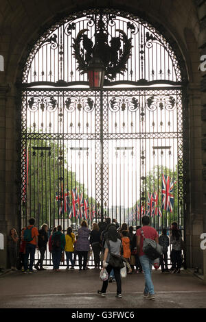 Londres, Royaume-Uni. 11 Juin, 2016. Le centre commercial est fermé aux piétons et verhicles en préparation pour les mécènes Le déjeuner aura lieu sur Sunay 12 juin dans le cadre de la célébration du 90e anniversaire de la Reine. Les mécènes le déjeuner ; un parti britannique classique 'street' lunch pour 10 000 personnes, la première du genre jamais organisée sur le Mall. Le Fonds de bienfaisance du Patron prend en charge les organismes de bienfaisance à travers le Royaume-Uni et le Commonwealth pour laquelle Sa Majesté la Reine agit comme un patron. Credit : claire doherty/Alamy Live News Banque D'Images