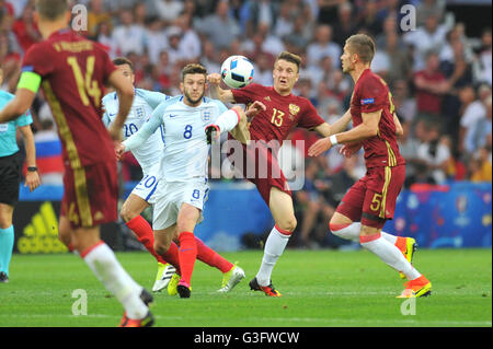 Marseille, France. 11 Juin, 2016. Championnats d'Europe de football 2016. L'Angleterre contre la Russie. Adam Lallana (Fra) et Alexandre Golovine (rus) : Action de Crédit Plus Sport/Alamy Live News Banque D'Images