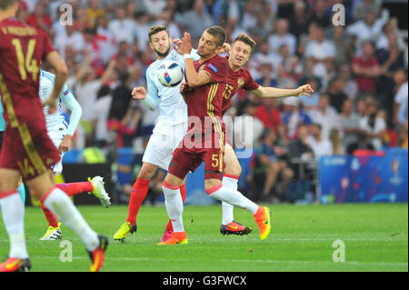 Marseille, France. 11 Juin, 2016. Championnats d'Europe de football 2016. L'Angleterre contre la Russie. Adam Lallana (Fra) - Alexandre Golovine (rus) et Romain Neustadter (rus) : Action de Crédit Plus Sport/Alamy Live News Banque D'Images