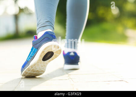 Chaussures Running - gros plan du sport féminin runner fitness se préparer pour la course à l'extérieur en été Banque D'Images