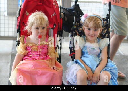 Petite Princesse, les enfants en costumes de Princesse Disney's Magic Kingdom, Disney World en Floride, USA, costume cendrillon princesses me demande de joie heureux Banque D'Images