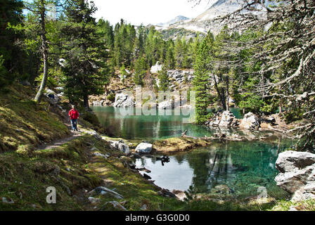 Le long Arvensee Sonnbühl, randonneur - Gemmi trail, Alpes Bernoises, Kandersteg, Suisse Banque D'Images