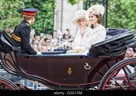 Le prince Harry duchesse de Cornouailles et la duchesse de Cambridge voyager par transport sur le mall pour la parade du London couleur Banque D'Images