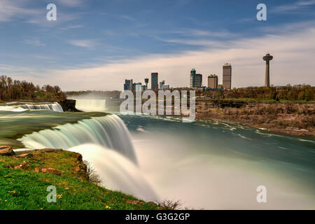 Les chutes américaines à Niagara Falls, New York. Banque D'Images