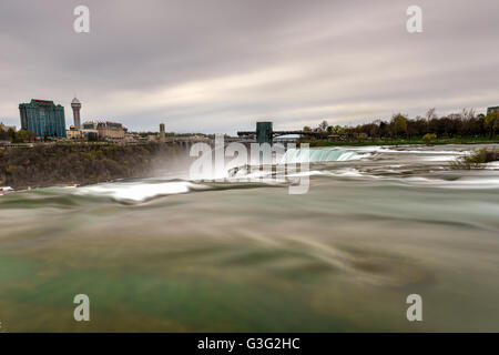 Les chutes américaines à Niagara Falls, New York vu de l'île Goat sur un jour nuageux. Banque D'Images