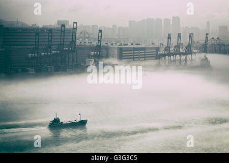 Hong Kong port du fret dans la brume Banque D'Images