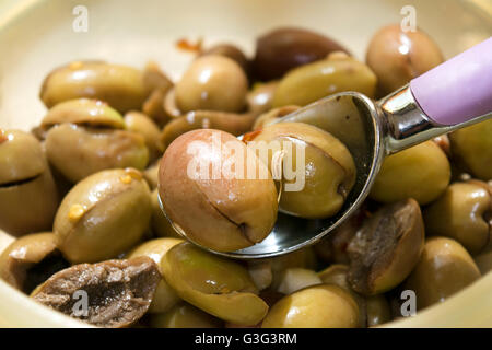 Baresane olives aromatisé avec des graines de fenouil et assaisonné avec de l'huile d'olive Banque D'Images