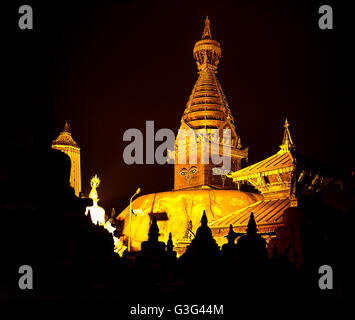 La vue de Swayambhunath dans une couleur d'or,photographié à nuit à Katmandou,Népal. Banque D'Images