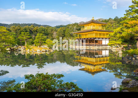 Kyoto, Japon - 31 décembre 2015 : Paysage de Kinkaku-ji le pavillon d'un temple bouddhiste Zen à Kyoto au Japon avec l'wond Banque D'Images