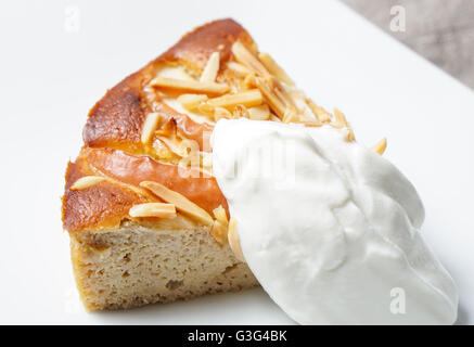 Tarte fine aux pommes. Gâteau aux amandes et crème aigre servi sur une plaque blanche Banque D'Images