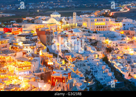 La ville principale de Fira, Santorini, Grèce la nuit Banque D'Images