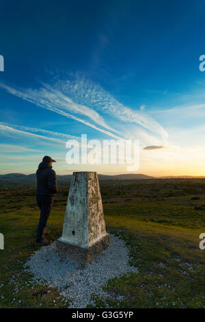 Flintshire, au nord du Pays de Galles, Royaume-Uni. 3e mai 2016. Personne debout à côté de trig point sur Halkyn Mountain dans le Nord du Pays de Galles, Royaume-Uni Banque D'Images