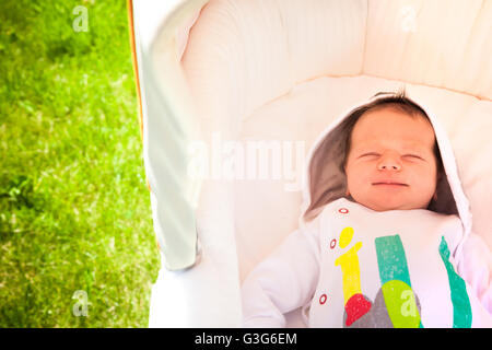 Bébé nouveau-né sourire dans lit bébé with copy space Banque D'Images