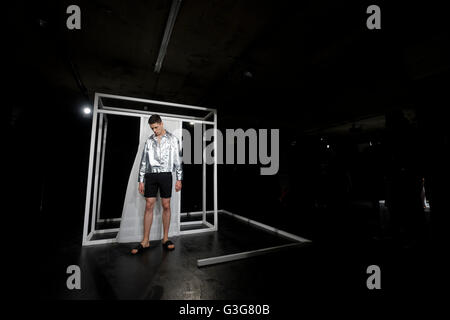 Les modèles posent au cours d'une présentation à la London Pieter Collections Hommes SS17 show qui a eu lieu à l'espace de présentation de BFC, Londres. Banque D'Images