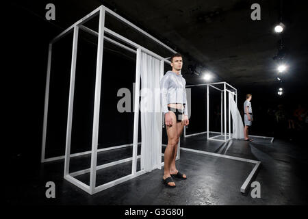 Les modèles posent au cours d'une présentation à la London Pieter Collections Hommes SS17 show qui a eu lieu à l'espace de présentation de BFC, Londres. Banque D'Images