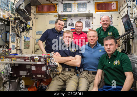 Station spatiale internationale Expédition 47 membres d'équipage posent pour une photo de groupe le 30 avril 2016 dans l'orbite de la Terre. Première rangée de gauche à droite : l'astronaute de l'Agence spatiale européenne Timothy Peake, astronaute de la NASA Timothy Kopra et Roscosmos le cosmonaute Youri Malenchenko. Rangée arrière, de gauche à droite : cosmonautes russes Oleg Skripochka et Alexey Ovchinin et astronaute de la NASA Jeff Williams. Banque D'Images