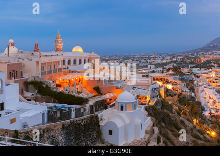 La ville principale de Fira, Santorini, Grèce la nuit Banque D'Images