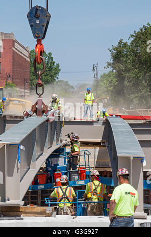 Detroit, Michigan - travailleurs construisent un pont pour porter sur l'Interstate 94, Avenue Antoine. Banque D'Images