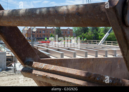 Detroit, Michigan - travailleurs construisent un pont pour porter sur l'Interstate 94, Avenue Antoine. Banque D'Images