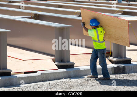 Detroit, Michigan - travailleurs construisent un pont pour porter sur l'Interstate 94, Avenue Antoine. Banque D'Images