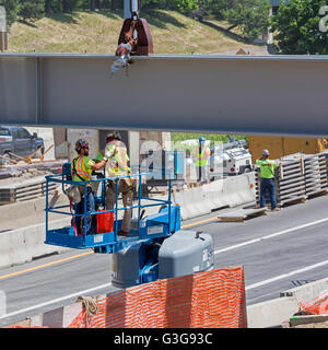 Detroit, Michigan - travailleurs construisent un pont pour porter sur l'Interstate 94, Avenue Antoine. Banque D'Images