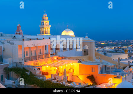 La ville principale de Fira, Santorini, Grèce la nuit Banque D'Images