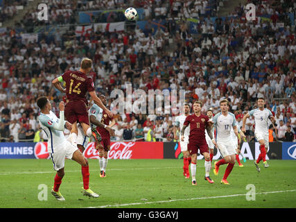 La Russie Vassili Berezutski (deuxième à gauche) à la tête de la balle qui a été ensuite mis dans le filet pour le premier but par son coéquipier Denis Glushakov (pas en photo) au cours de l'UEFA Euro 2016, Groupe B match au Stade Vélodrome, Marseille. Banque D'Images