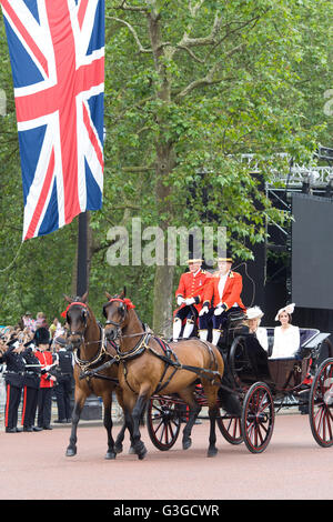 Famille royale britannique dans carriiges sur le mall pour la parade la couleur Banque D'Images