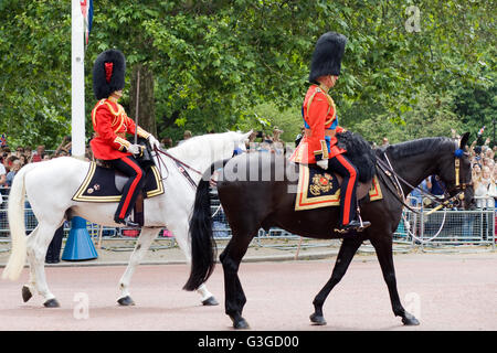 Le Prince de Galles, SON ALTESSE ROYALE LE PRINCE CHARLES, colonel de la Garde galloise, à cheval dans son uniforme de cérémonie Banque D'Images