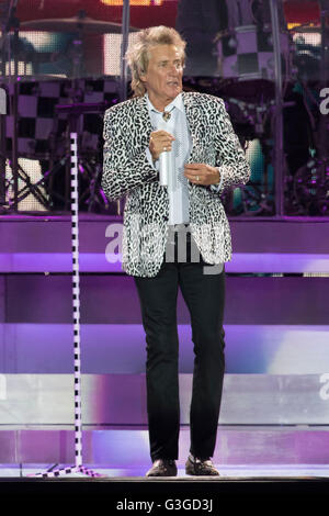 Chanteur Rod Stewart joue sur la scène au cours de sa tournée 2016 au Cardiff City Stadium Banque D'Images