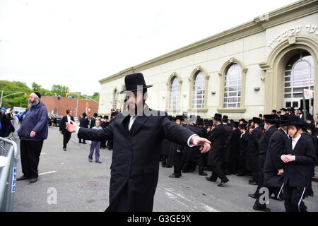 New York City, United States. 18 mai, 2016. Diriger les femmes et presse derrière les cordons avant de démarrer le service. Des centaines de Hassidim Satmar rempli les rues de Williamsburg pour pleurer la mort soudaine de Isaac Rosenberg, qui s'est noyé pendant les vacances en Floride. Rosenberg a été président de la synagogue Yetev Lev D'Satmar et une figure clé de la communauté. © Andy Katz/Pacific Press/Alamy Live News Banque D'Images