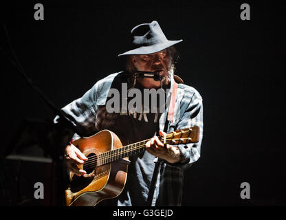 Leeds, UK. 10 Juin, 2016. Neil Young en concert à la première arène Direct, Leeds. Banque D'Images